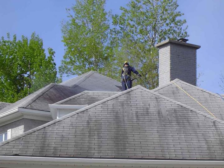 Nous pouvons laver des toitures.